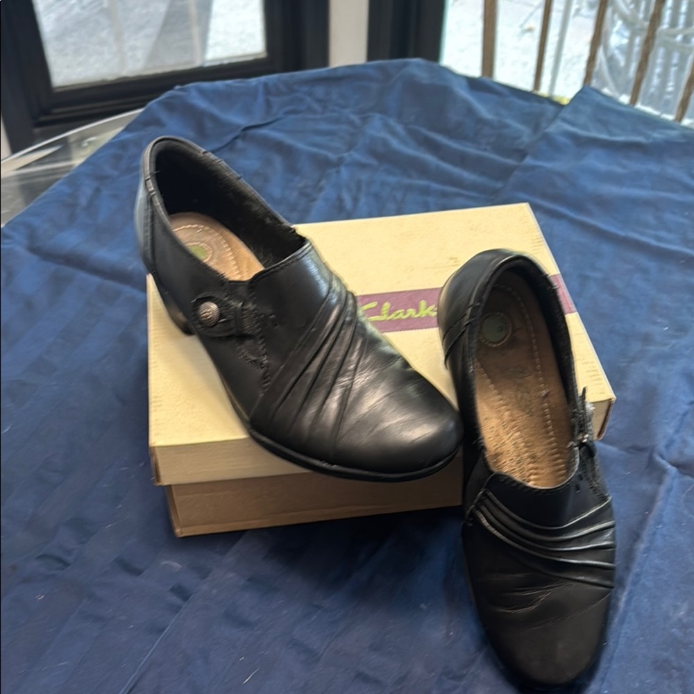 Clarks Black Leather Loafers Elegant Flats